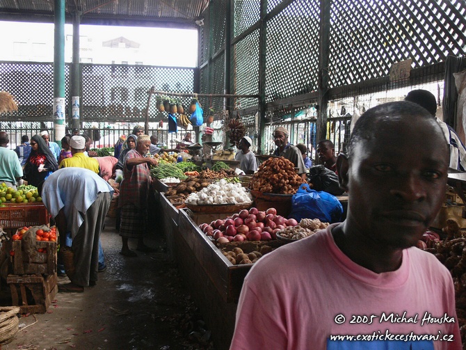 03 Kena Mombasa trh Mackinnon Market uvnitr.jpg