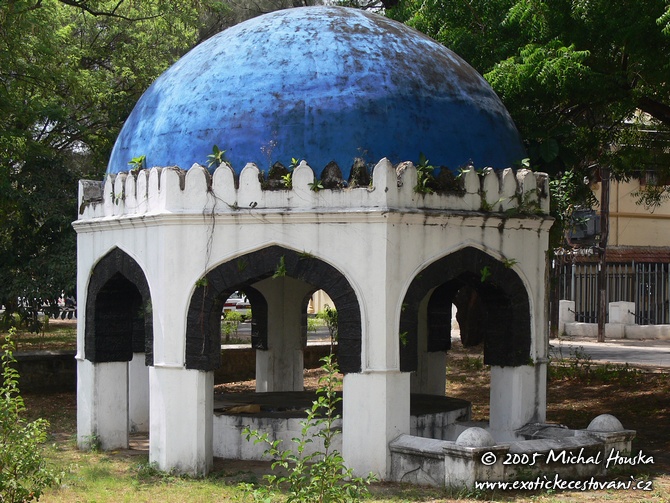 07 Kena Mombasa altanek v parku.jpg
