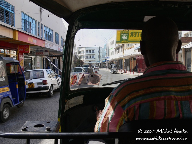 10 Kena Mombasa doprava po Mombase v motorove trojkolce.jpg