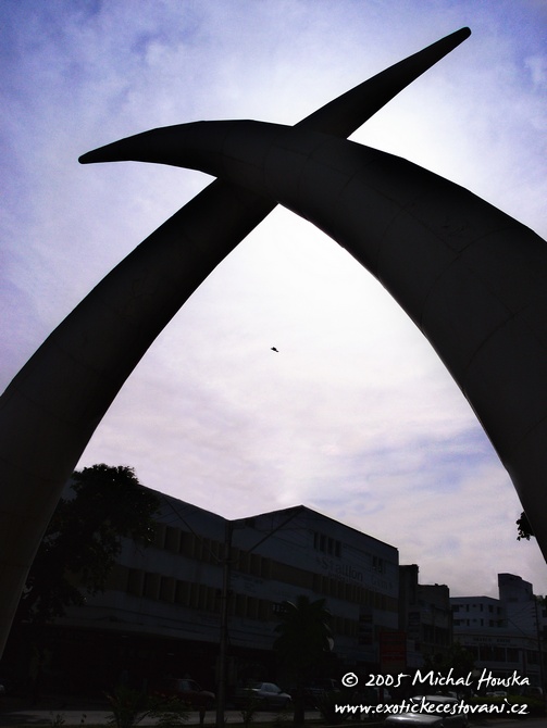 12 Kena Mombasa znamy monument sloni kly na ulici Moi Avenue Tusks.jpg