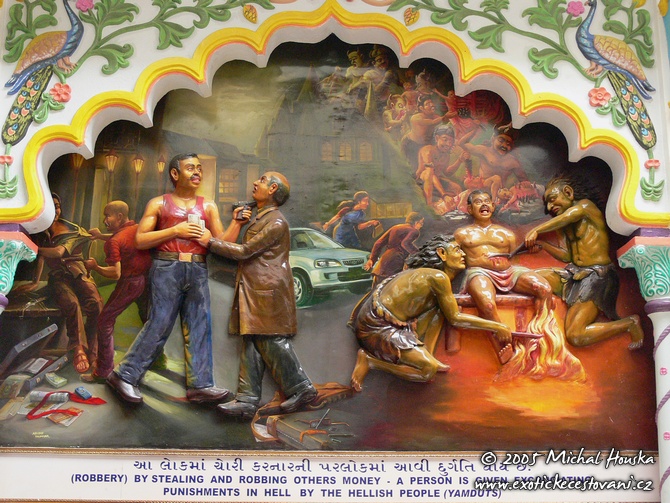 17 Kena Mombasa Swaminarayan temple vyobrazeni hrichu uvnitr chramu.jpg