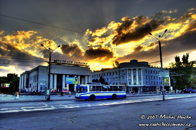 09 Ykpaiha Ukraine Ukrajina Xepcoh Cherson zapad slunce nad kinem v centru.jpg