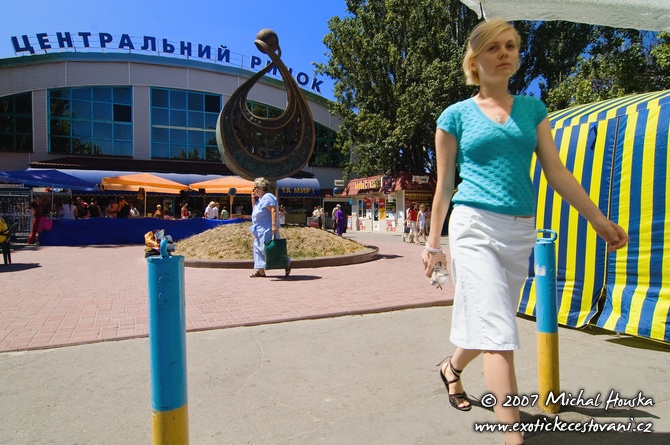 17 Ykpaiha Ukraine Ukrajina Xepcoh Cherson slunny den pred trznici.jpg