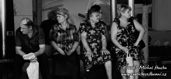 18 Ykpaiha Ukraine Ukrajina Xepcoh Cherson ukrajinci cekajici na autobus nebo marsrutku.jpg