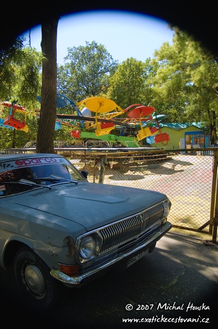 21 Ykpaiha Ukraine Ukrajina Xepcoh Cherson stare auto Volha.jpg