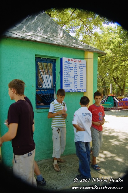 22 Ykpaiha Ukraine Ukrajina Xepcoh Cherson deti si kupuji listky na atrakce na pouti.jpg