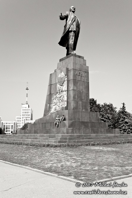 05 Ukraine Ukrajina Charkov Socha Lenina na namesti Ploscad Svobody tj namesti Svobody hledici ke svetlym zitrkum.jpg